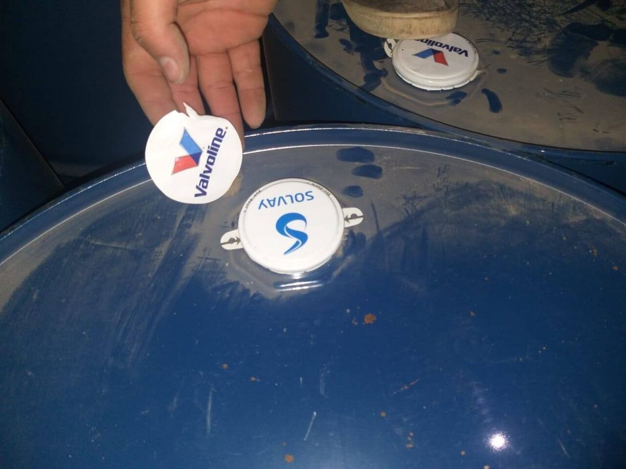 El conductor pretendió hacer pasar el cargamento como aceite de motor. Foto: Policía Nacional