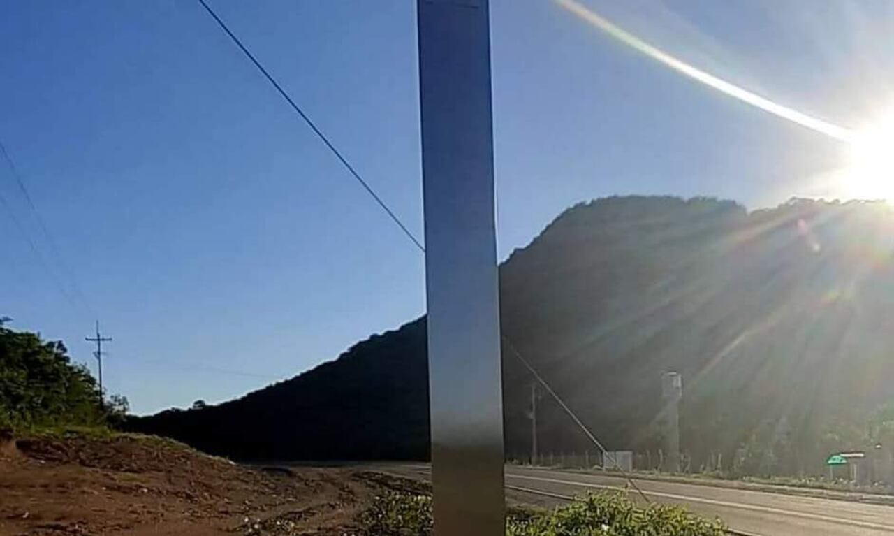 Monolito de metal aparece en la ciudad de Paraguarí.