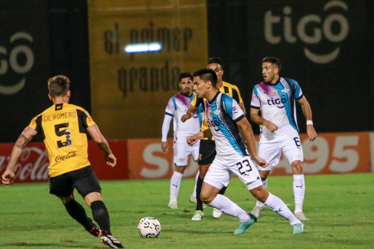 Diego Gómez en su último partido con el Club Libertad. Foto: APF.