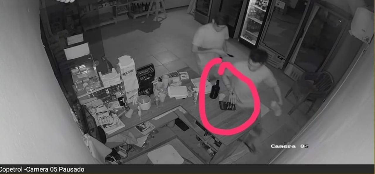 Esta madrugada, dos ladrones forzaron la puerta principal de una estación de servicio. Foto: imágenes del circuito cerrado.