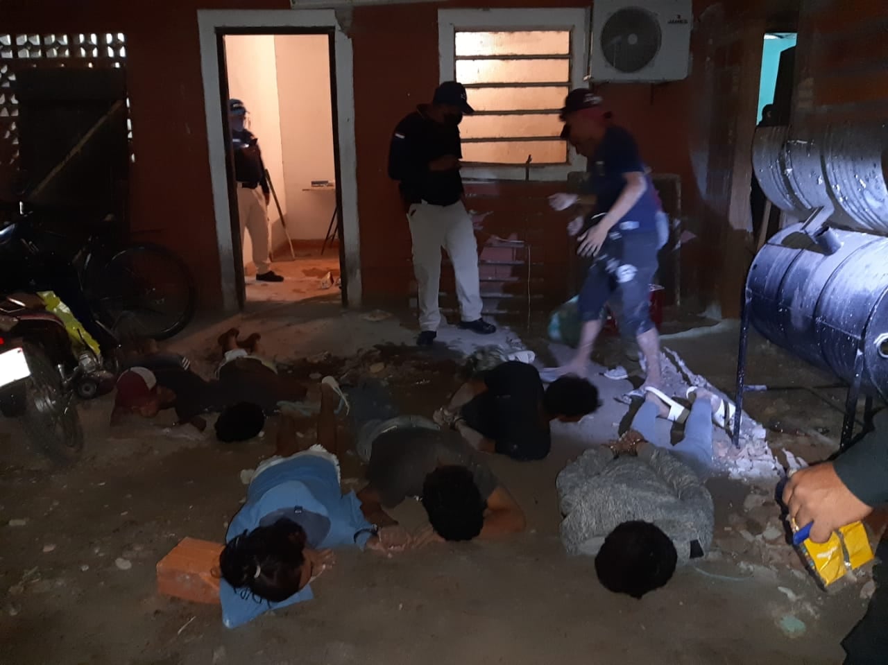 Detenidos tras allanamiento a mercado de drogas. Foto: Gentileza.