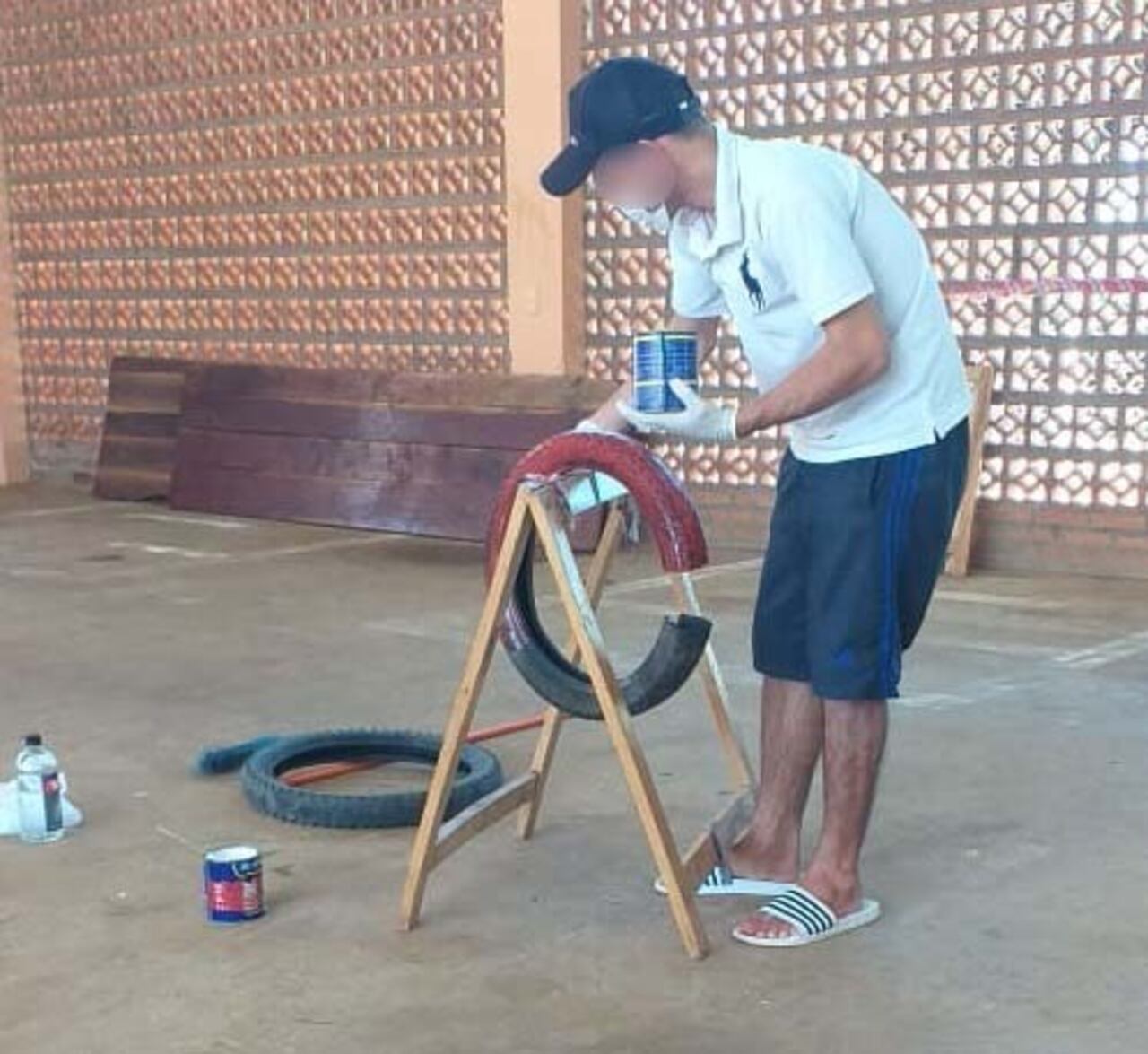 Varios menores de edad que se encuentran recluidos en un centro educativo, realizaron macetas, reciclando neumáticos que estaban por ser desechados. Foto: Ministerio de Justicia.