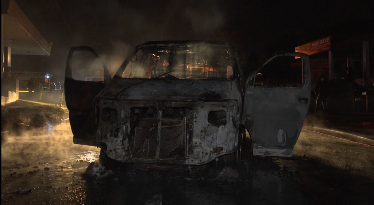Una camioneta tipo furgón con un tanque para combustible ardió por completo.