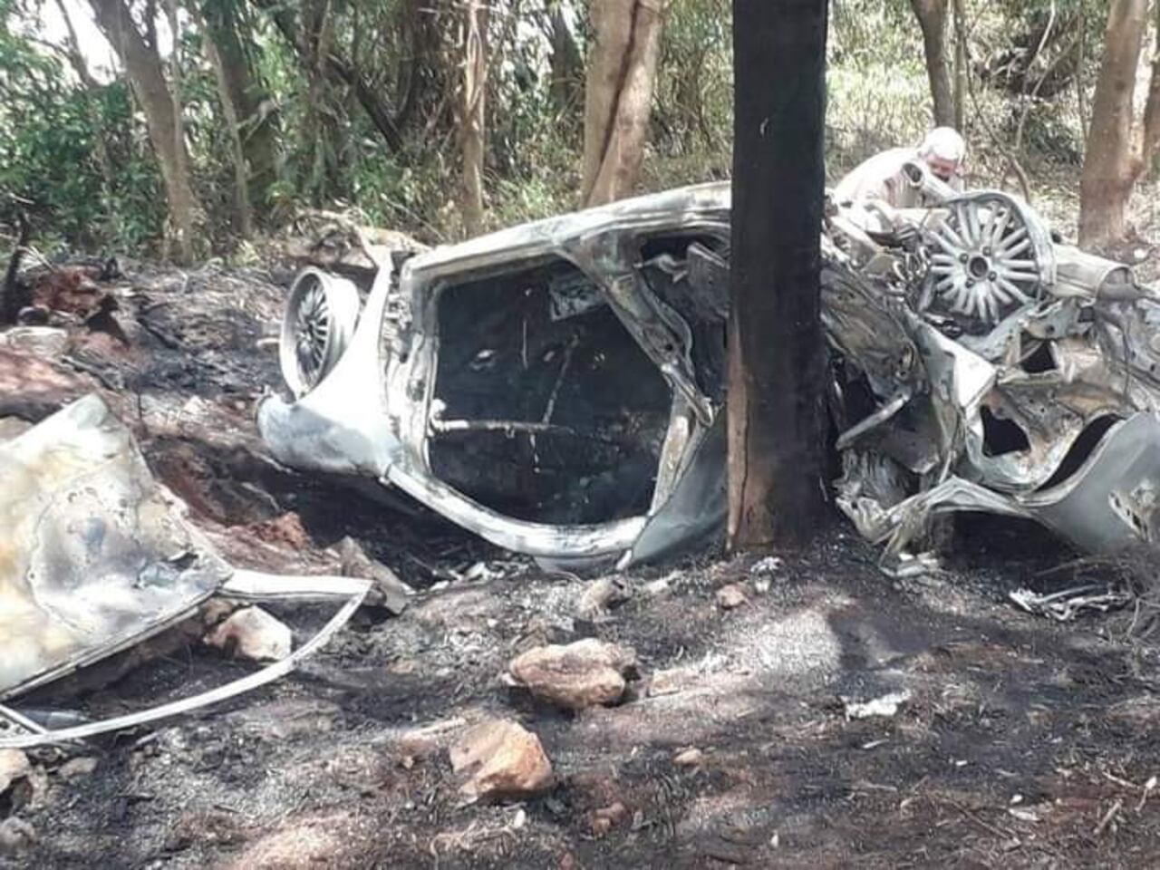 El joven habría perdido el control en una curva, impactó contra un árbol y terminó volcando aparatosamente. Foto: Gentileza.