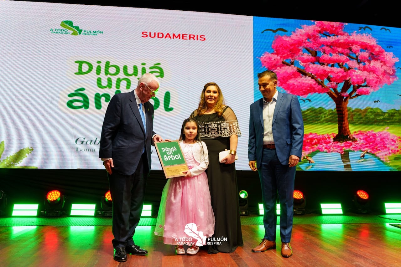 Ganadora del concurso "Dibujá un árbol". Foto: Gentileza