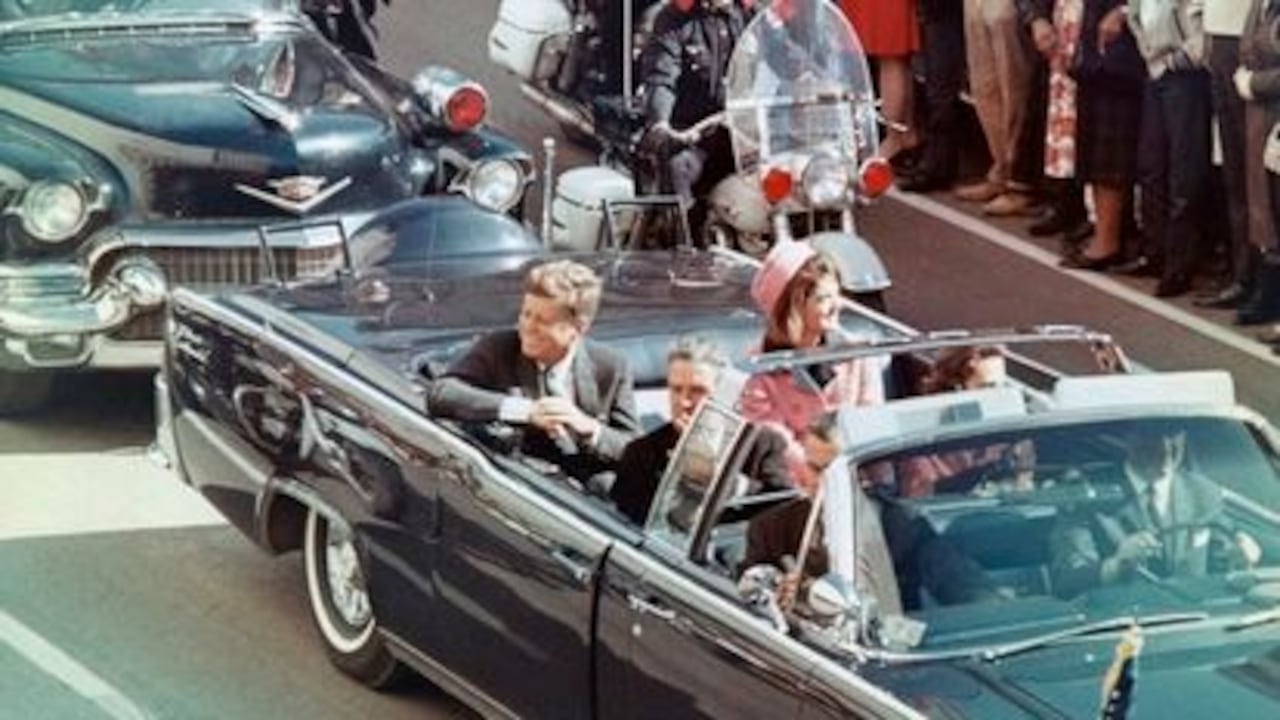 La reconocida imagen de John F. Kennedy en Dallas segundos antes de su asesinato.
