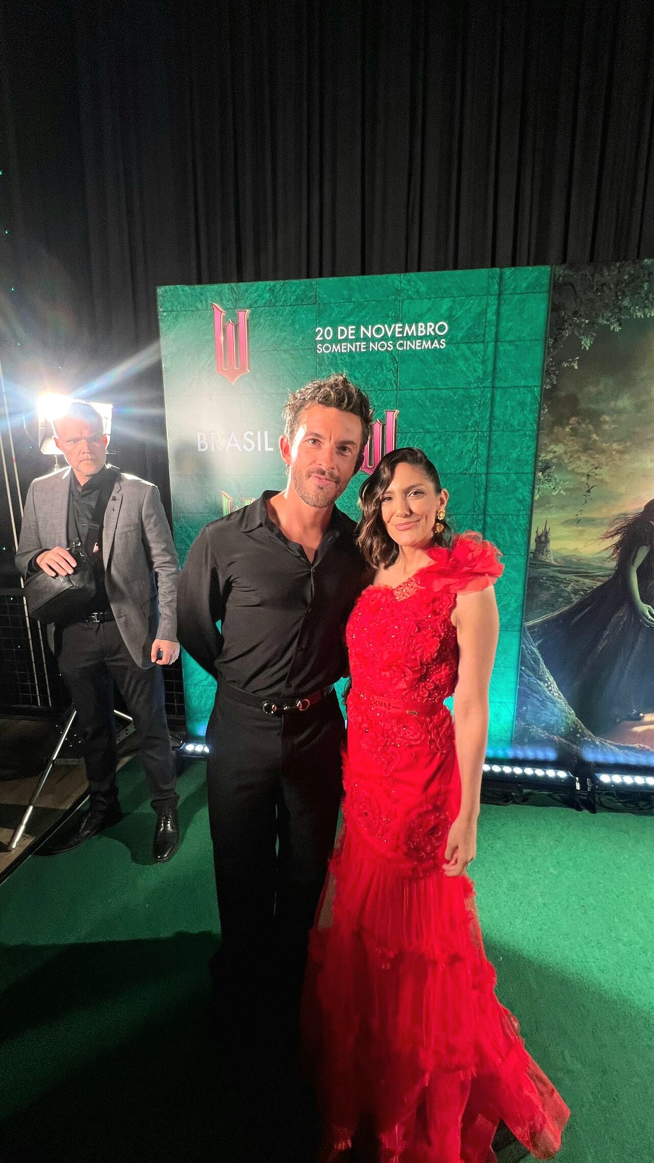 Lucía Sapena junto a Jonathan Bailey. Foto: Gentileza