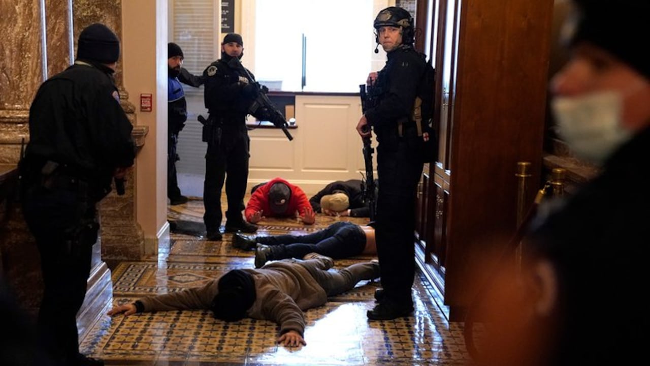 Partidarios de Trump invaden el Capitolio. Foto: AFP