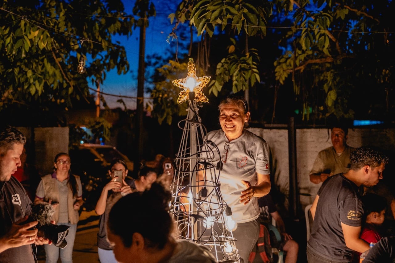 Jóvenes electricistas de la ANDE colaboraron con las artesanas para instalar un techo de luces y un arbolito de Navidad. Foto: Gentileza