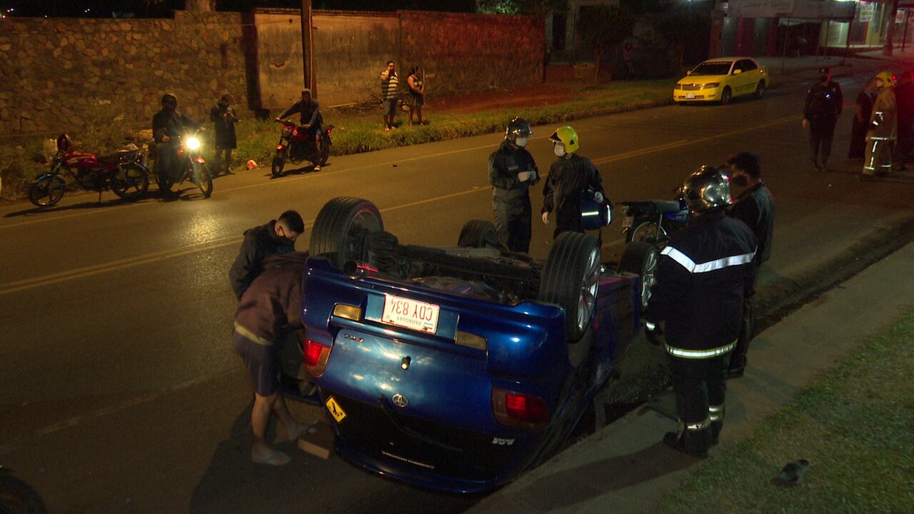 El Vitz azul intentó adelantarse a otro vehículo, pero terminó rozando al rodado y volcó, girando varias veces sobre su techo.