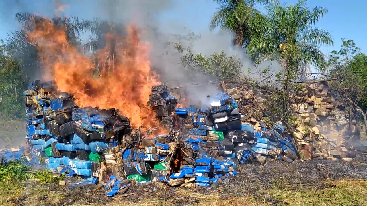 Incineran 18 toneladas de marihuana en Itapúa. Foto: Captura de video, Javier Cantero corresponsal del Grupo JBB