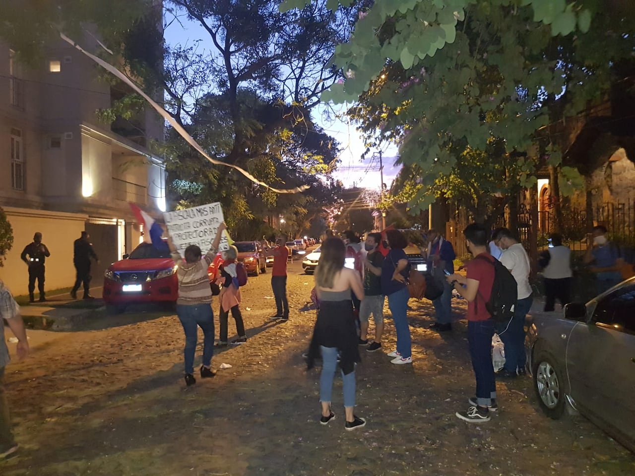 Estudiantes se manifiestan frente a la casa del ministro de Hacienda, Benigno López | Foto: Gentileza