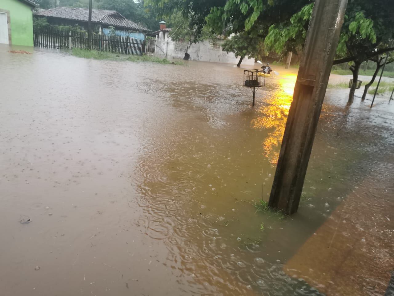 Barrios inundados tras intensas lluvias en Coronel Oviedo: Foto: Raúl Masqueda, corresponsal del grupo JBB
