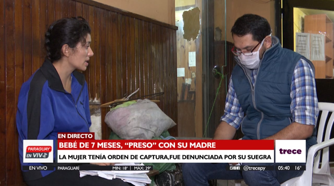 La mujer quedó detenida en la Comisaría de San Lorenzo con su pequeño hijo de 7 meses. Foto: Captura de pantalla "Paraguay en vivo"