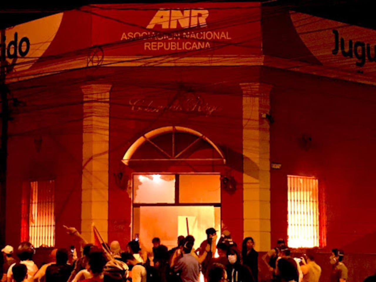 Quema de la sede de la ANR. Foto: gentileza.