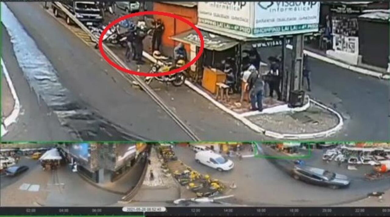 Momento en el que los asaltantes despojan a policías de sus armas. Foto: captura de pantalla del circuito cerrado.