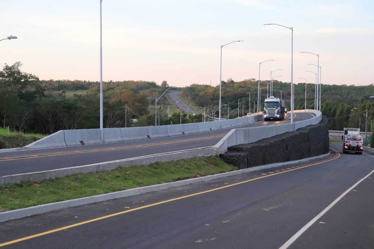La obra brinda una solución vial a un cruce conflictivo, por donde a diario circulan al menos 1.700 camiones de gran porte. Foto: @mopcparaguay