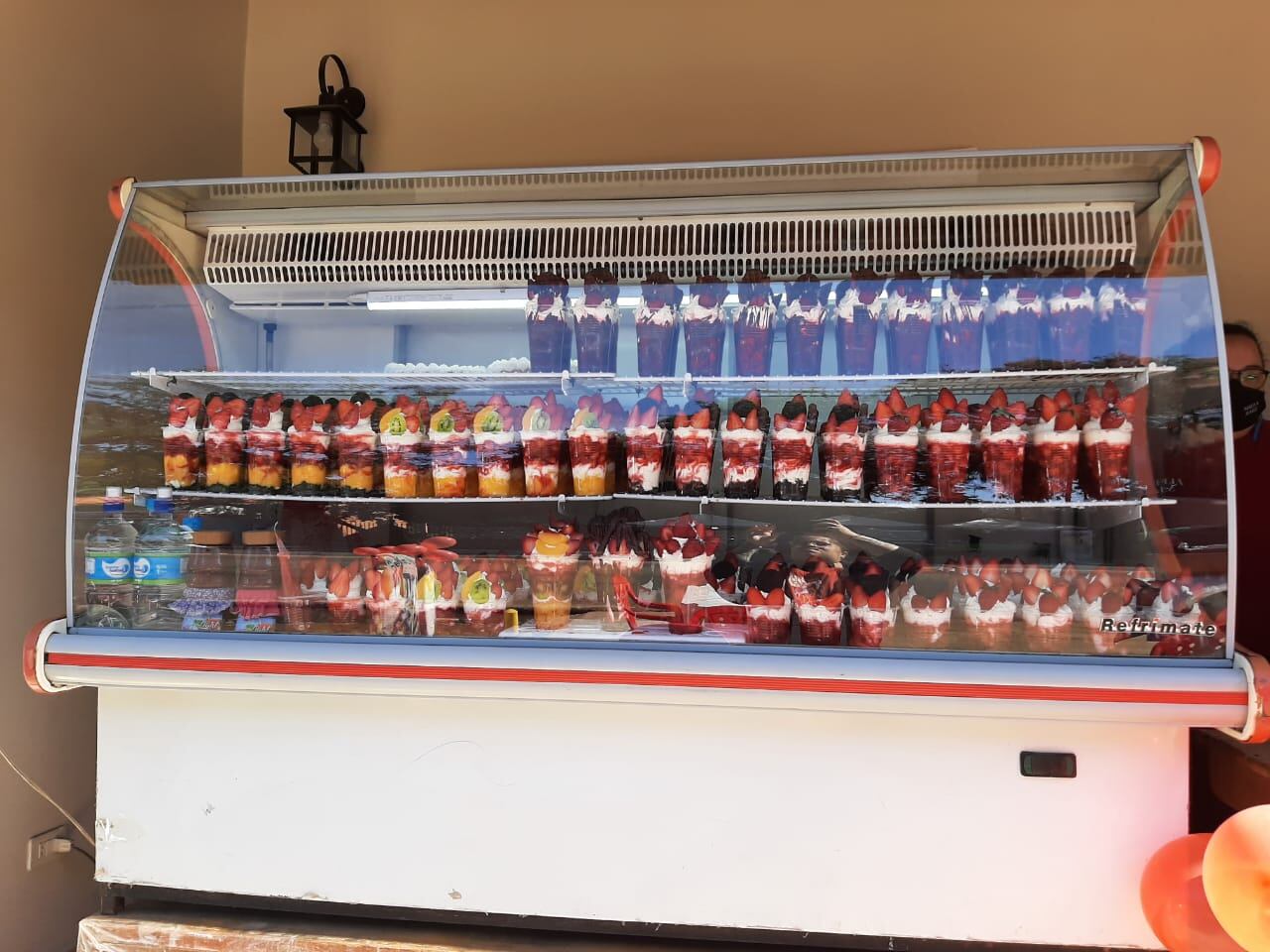Los productores esperan ansiosos con variedad de postres a los clientes. Foto: Gentileza