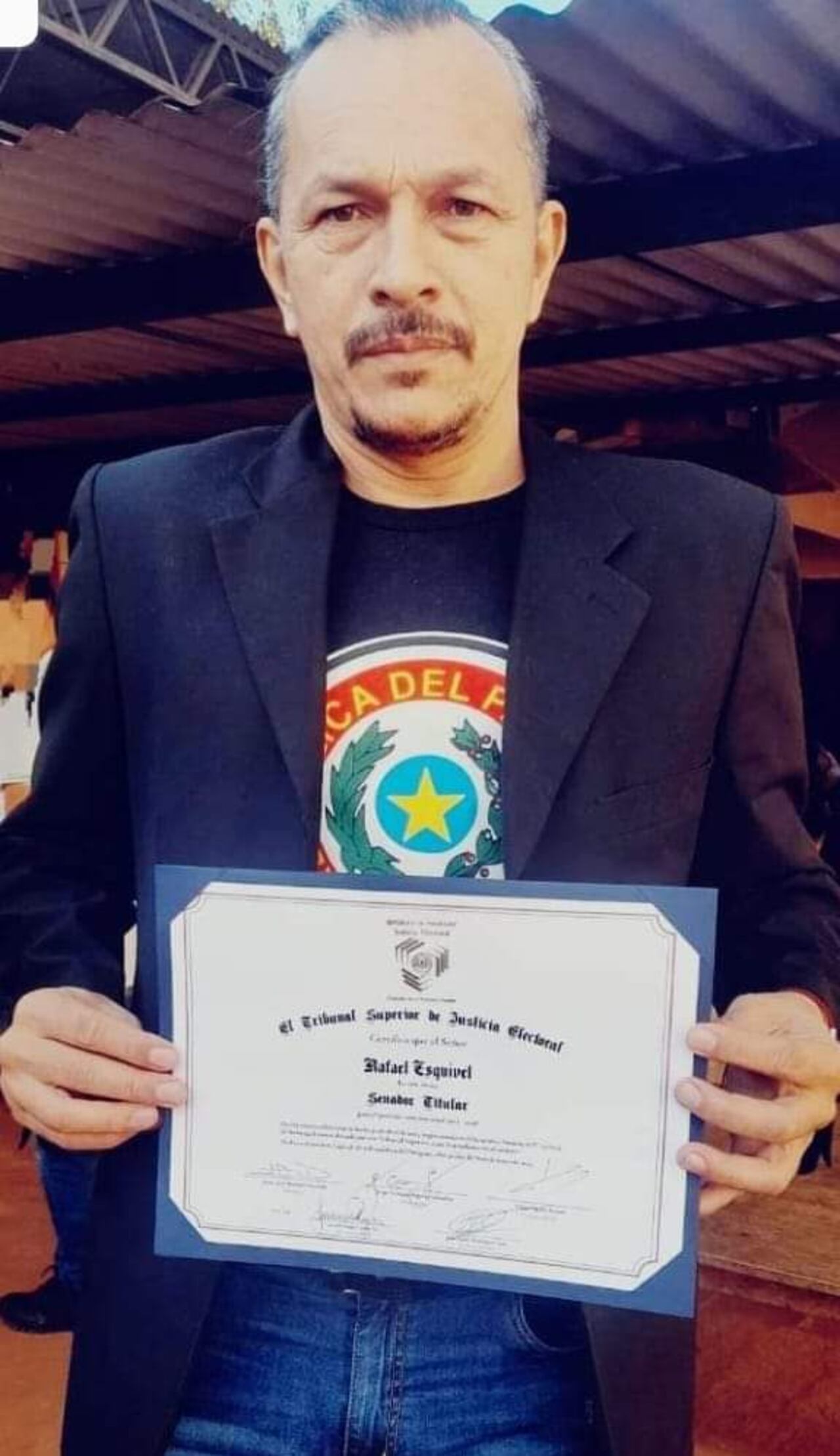 En la cárcel, entregan certificado de proclamación como senador a “Mbururu”. Foto: TW