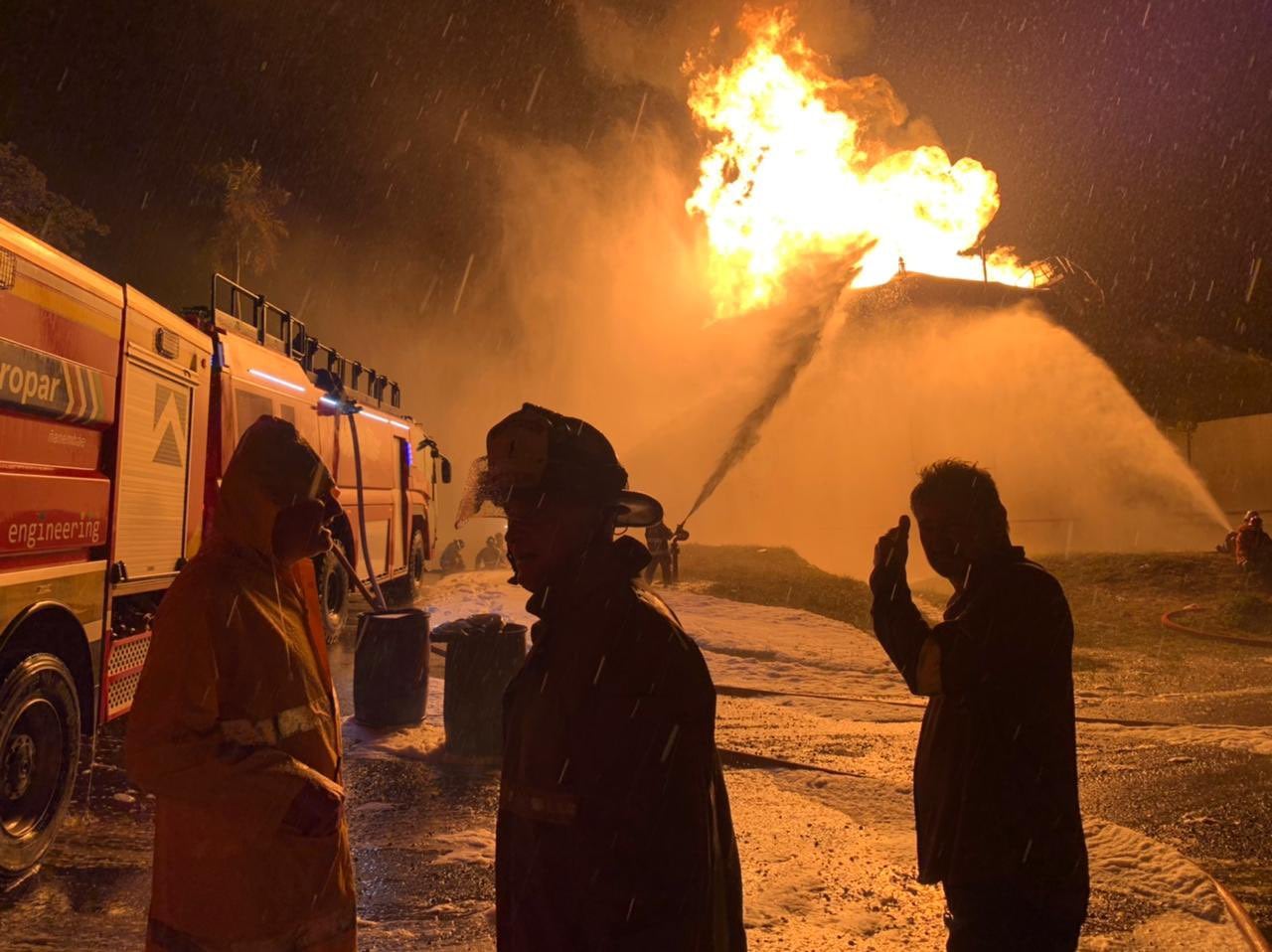 Incendio de gran magnitud en Petropar. Foto: @Petropargov