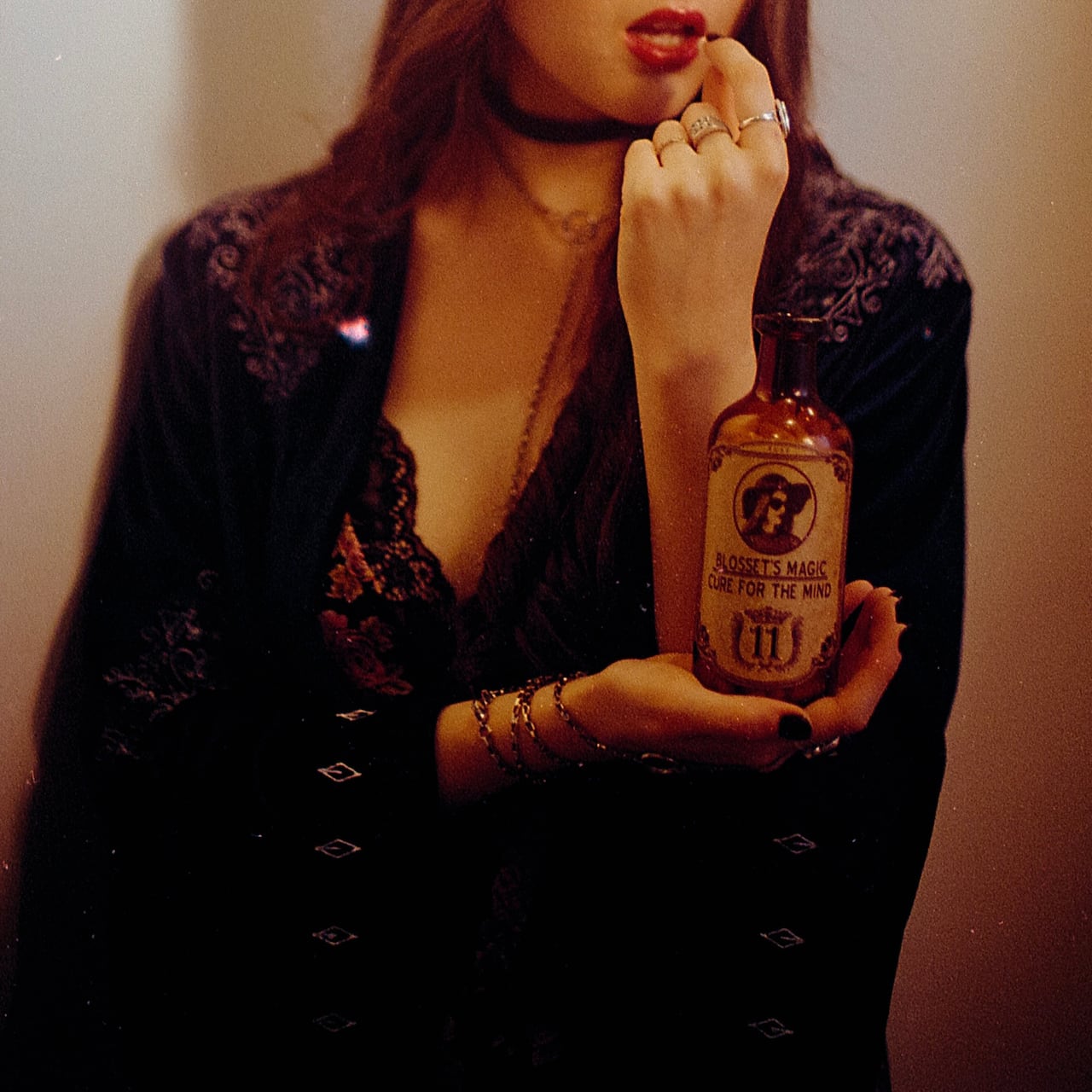 El nuevo tema se presenta como una canción sanadora, tal como se puede ver en el videoclip oficial, donde la artista sostiene una botella de medicina. Foto: Gentileza