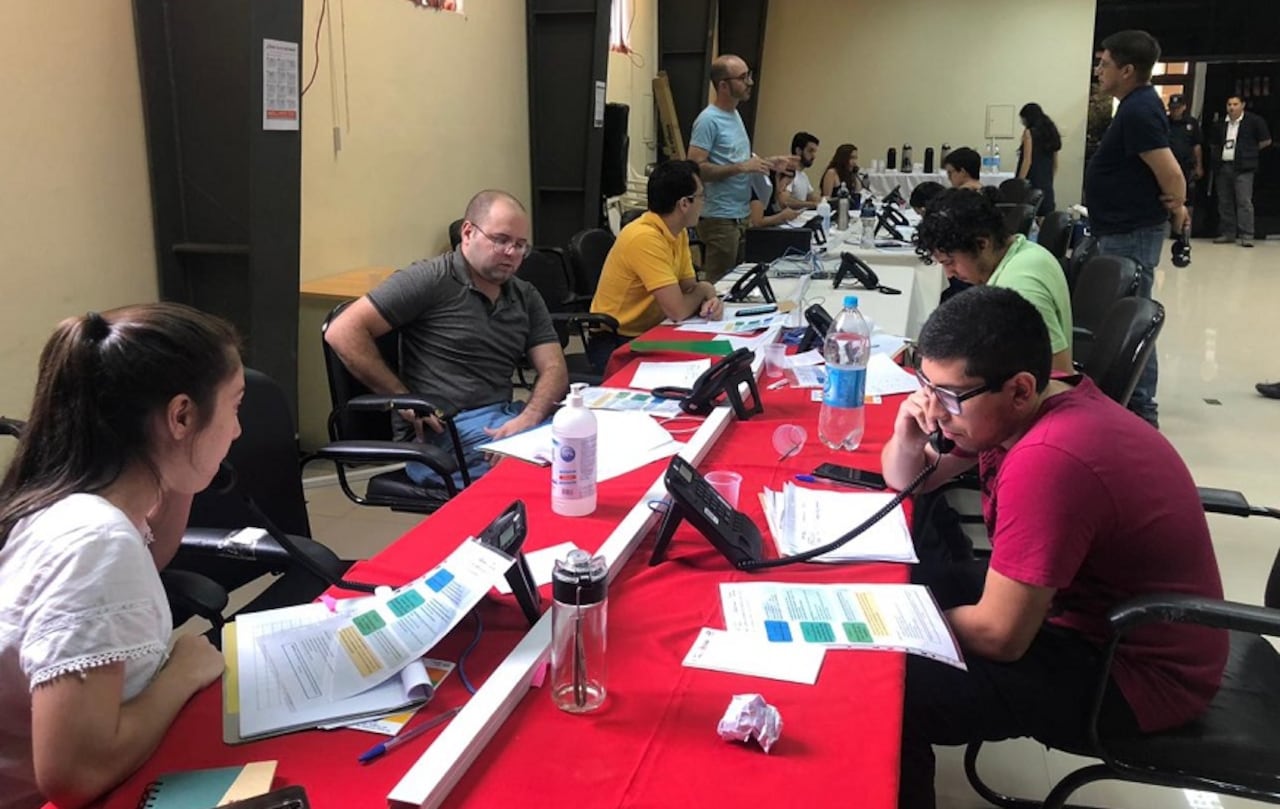 Profesionales del Ministerio de Salud y estudiantes de Medicina atienden las 24 horas a través del call center de la línea 154. Foto: Ministerio de Salud