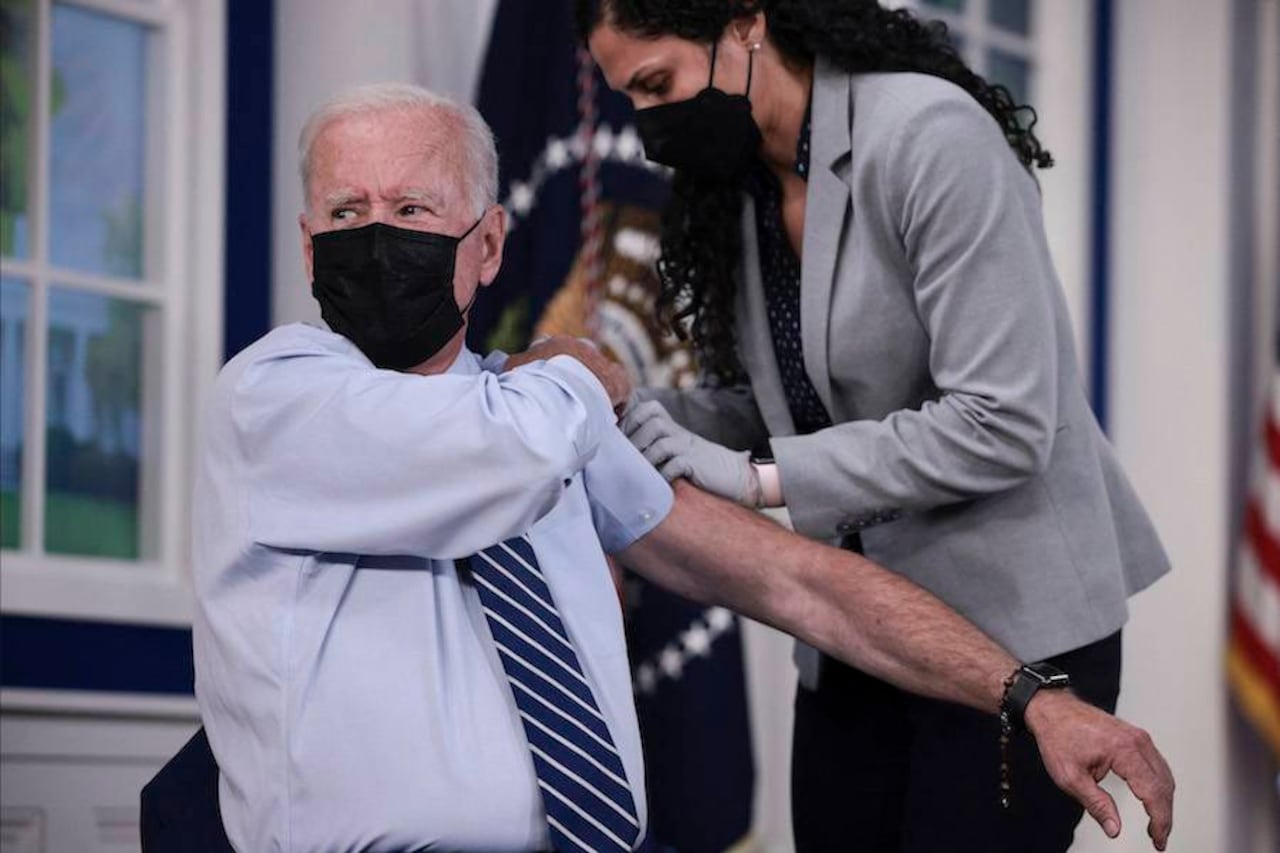 Joe Biden recibió la tercera dosis anticovid. Foto: Reuters.