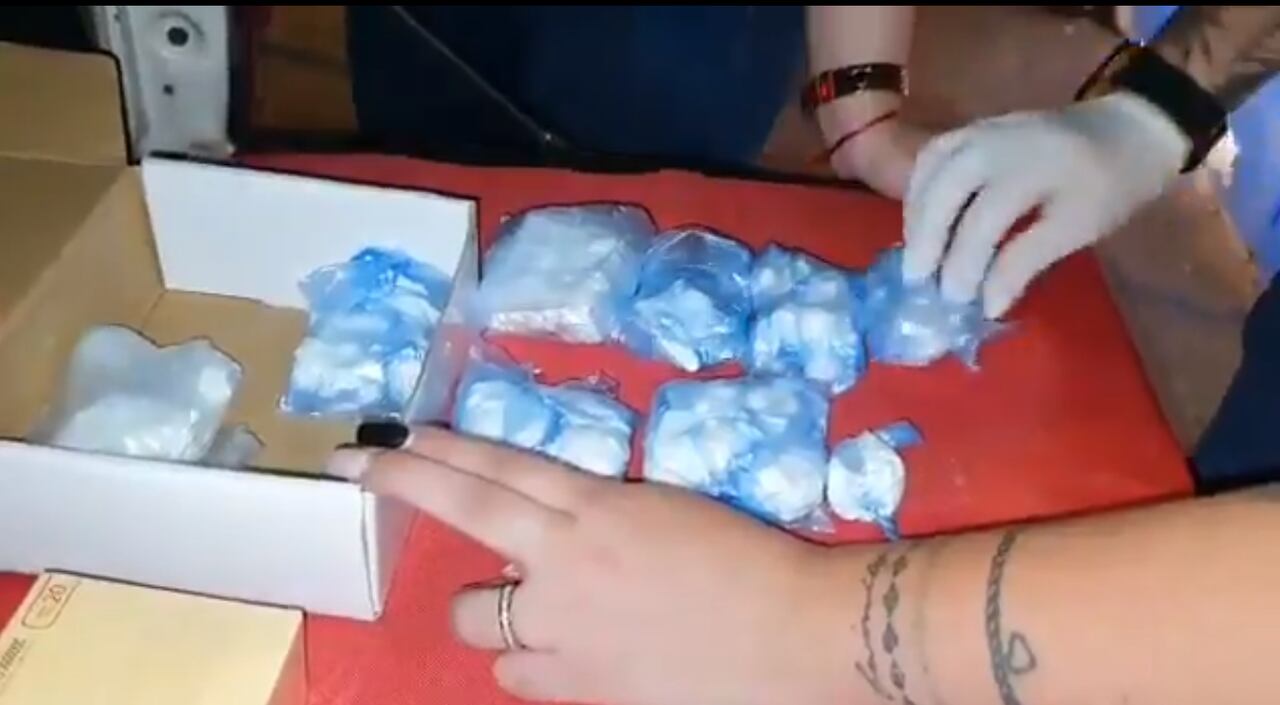 Allanan conocida bodega donde comercializaban droga. Foto: Captura de video