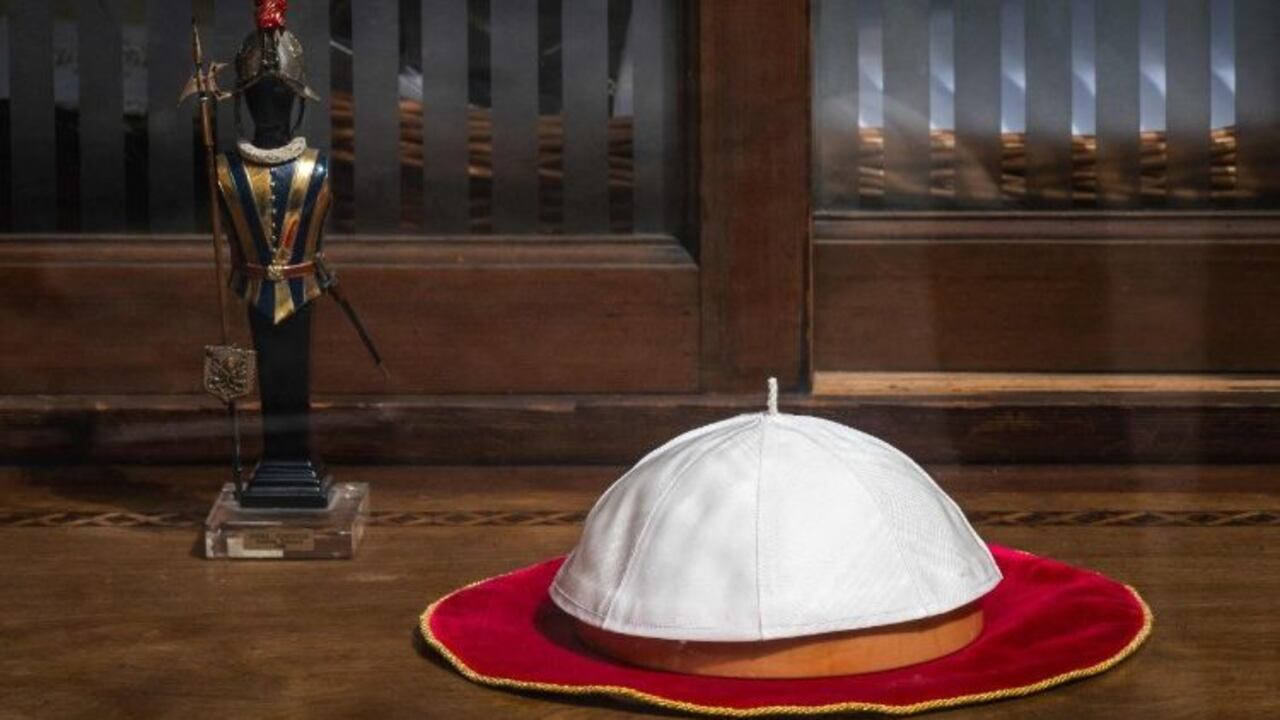 El solideo blanco del Papa. Foto: AFP