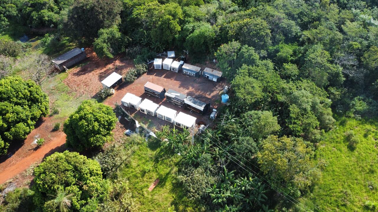 Mega intervención a granja clandestina de criptominería en Saltos del Guairá. Foto: ANDE