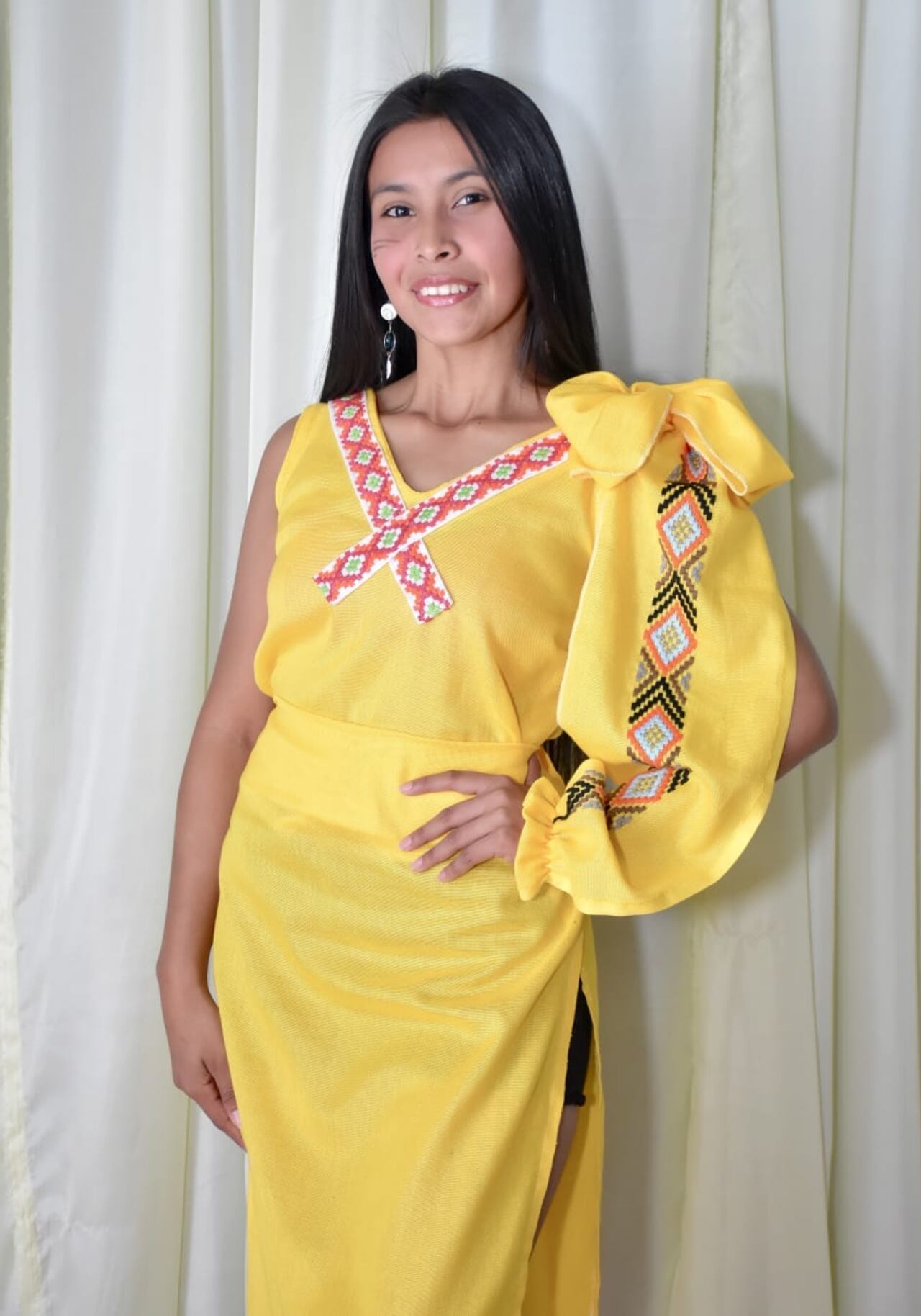 Diseñador Éver Vera presenta a la primera modelo nativa. Foto: Gentileza