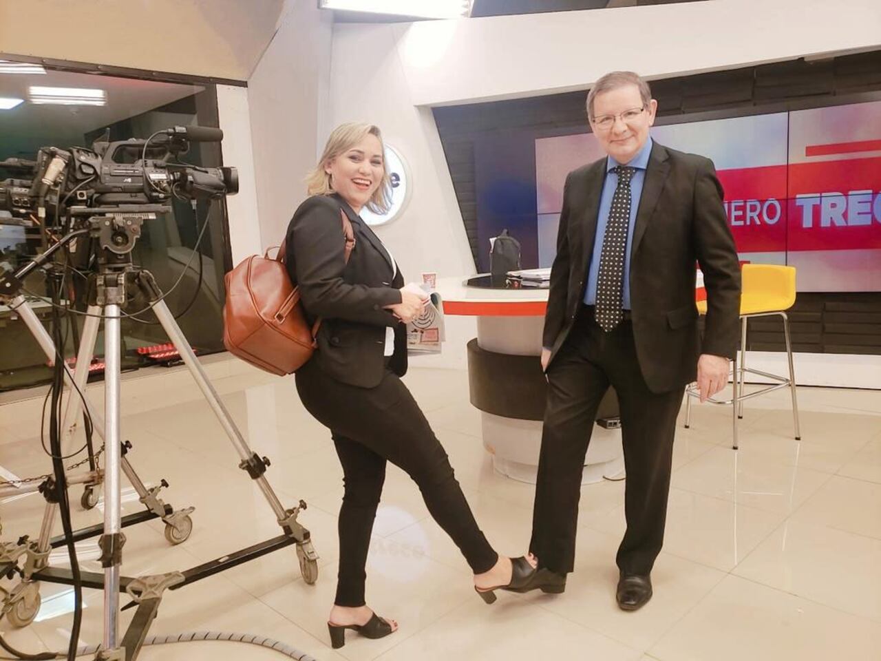 Jackie Benítez y Carlos Martini durante el Noticiero Trece.